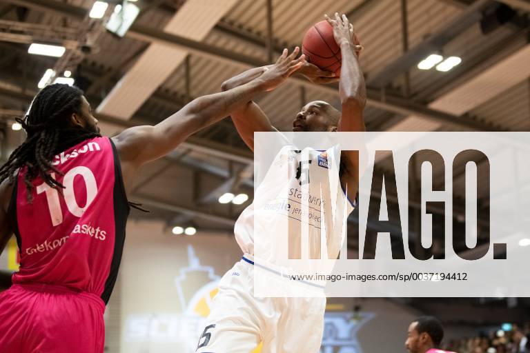Easycredit Basketball Bundesliga Matchday 5 am 27 10 2018 Season 2018 2019 Science City Jena vs Telekom Baskets Bonn v re Derrick Allen Jena at the throw against Charles Jackson Bonn Sparkassen Arena Jena