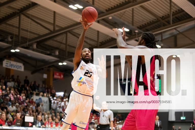 Easycredit Basketball Bundesliga Matchday 5 am 27 10 2018 Season 2018 2019 Science City Jena vs Telekom Baskets Bonn left Dru Joyce Jena at the throw against Charles Jackson Bonn Sparkassen Arena Jena