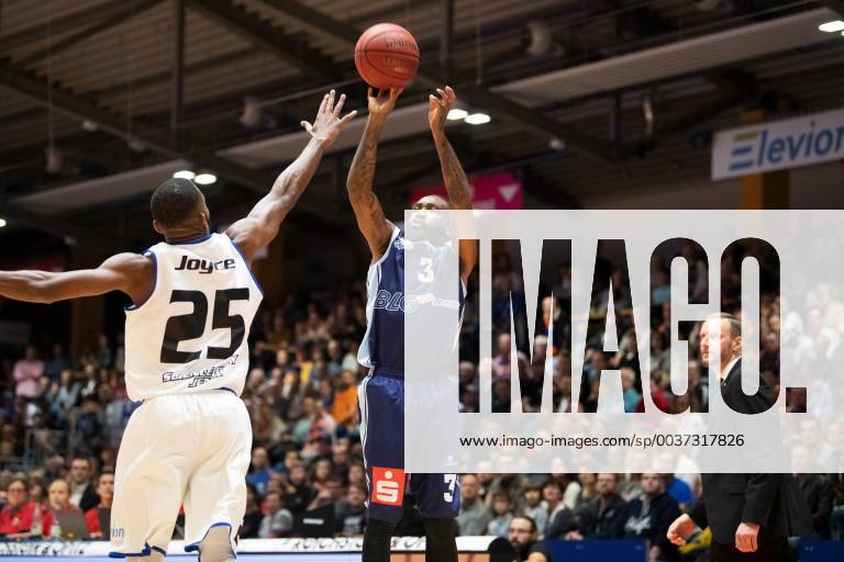 Easycredit Basketball Bundesliga Matchday 6 on 03 11 2018 Season 2018 2019 Science City Jena vs. Eisbären Bremerhaven Chris Warren Bremerhaven throwing against Dru Joyce Jena Sparkassen Arena Jena