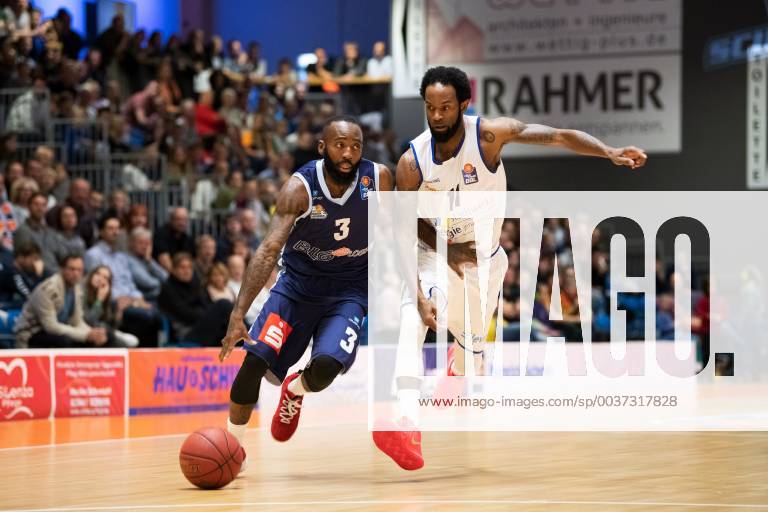 Easycredit Basketball Bundesliga Matchday 6 on 03 11 2018 Season 2018 2019 Science City Jena vs Eisbären Bremerhaven Chris Warren Bremerhaven on the ball against Julius Jenkins Jena Sparkassen Arena Jena