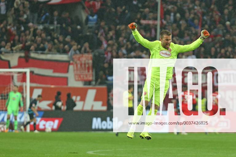 Soccer 1 League 11 Matchday Fortuna Düsseldorf Hertha BSC Berlin on 09 11 2018 in the ESPRIT arena in Düsseldorf Goalkeeper Michael Rensing Duesseldorf make joy jumps after the goal to 2 to 0 by Hennings Düsseldorf MH