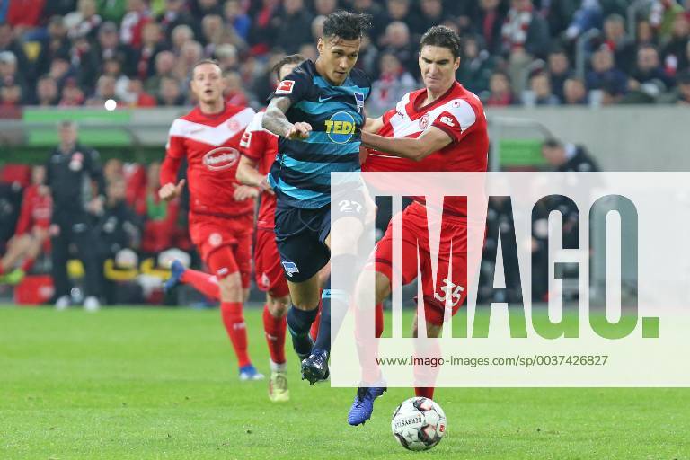 Football 1 League 11 Matchday Fortuna Düsseldorf Hertha BSC Berlin on 09 11 2018 in the ESPRIT arena in Düsseldorf Davie Selke Berlin pulls the jersey of Marcin Kaminski Duesseldorf and is on his way to his goal to 1 to 3 MH