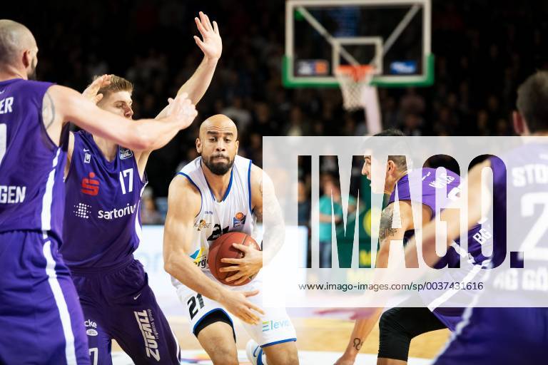 Easycredit Basketball Bundesliga Matchday 7 on 10 11 2018 Season 2018 2019 BG Göttingen vs Science City Jena Mitte Jamar Abrams Jena on the ball against four opponents of Göttingen Sparkassen Arena