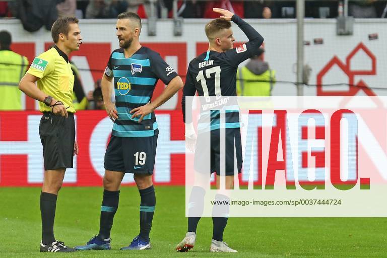 Football 1 League 11 Matchday Fortuna Düsseldorf Hertha BSC Berlin on 09 11 2018 in the ESPRIT arena in Düsseldorf Maximilian Mittelstädt Mittelstaedt Mittelstadt Berlin waves off he is stunned after the yellow red card Vedad Ibisevic Berlin still discusses with referee Robert Hartmann that was the sticking point in the game MH