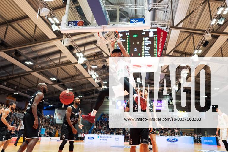 Easycredit Basketball Bundesliga Matchday 10 on 09 12 2018 Season 2018 2019 Science City Jena vs. FC Bayern Munich Basketball Marvin Ogunsipe Bayern with the Dunking Sparkassen Arena Jena