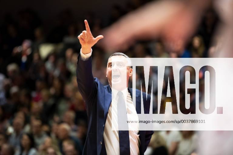 Easycredit Basketball Bundesliga Matchday 10 on 09 12 2018 Season 2018 2019 Science City Jena vs. FC Bayern Munich Basketball Coach Dejan Radonjic Bayern energetic on the sidelines Sparkassen Arena Jena