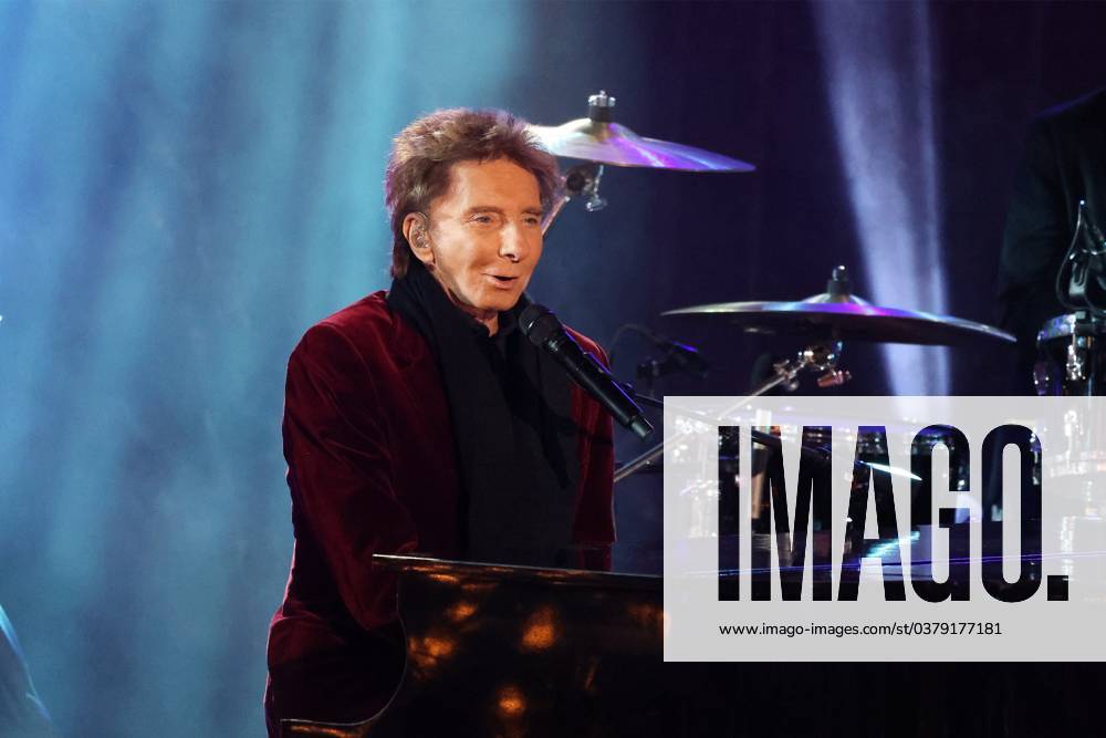Barry Manilow in attendance, 2023 Rockefeller Center Christmas Tree Lighting Ceremony, Rockefeller Plaza, New York, NY, United States, November 29, 2023. (Photo by: Manoli Figetakis Everett Collection) PUBLICATIONXNOTxINxCANxCHNxFRAxITAxJPNxNORxPOLxRUSxESPxUKxUSA
