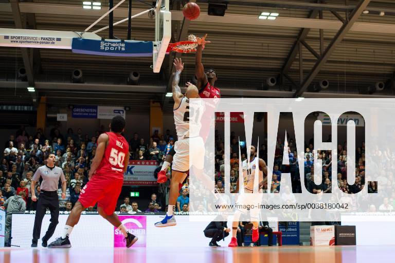 Easycredit Basketball Bundesliga matchday 15 on 5 1 2019 season 2018 2019 Science City Jena vs Giessen 46ers Larry Gordon Giessen 23 red blocks the throw of Jamar Abrams Jena 21 at the throw Sparkassen Arena Jena