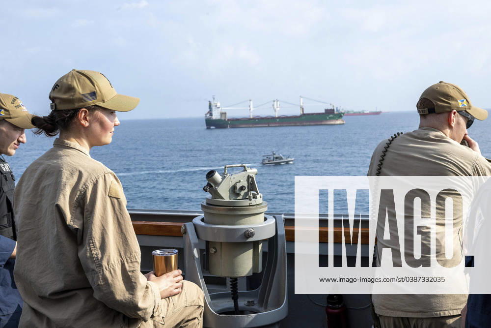 U.S. Navy sailors observe commercial vessels sailing from onboard the Arleigh Burke-class guided-missile destroyer USS Mason part of Operation Prosperity Guardian to protect shipping lanes from Houthi attacks, December 26, 2023 in the Gulf of Aden. Gulf Of Aden United States - ZUMAp138 20231226_zaa_p138_004