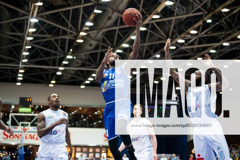 Easycredit Basketball Bundesliga 23 matchday on 9 3 2018 between the polar bears Bremerhaven and Science City Jena Mitte Julius Jenkins Jena with the basketball player against right Chris Warren Bremerhaven Stadthalle Bremerhaven