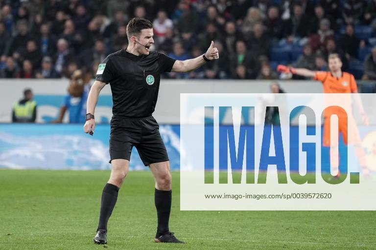 Harm Osmers referee gives instructions gesticulated with arms gesticulate gives instructions gesticulate clipping full body single frame action action football Bundesliga TSG 1899 Hoffenheim Bayer 04 Leverkusen DFL REGULATIONS PROHIBIT ANY USE OF PHOTOGRAPHS AS IMAGE SEQUENCES AND OR QUASI VIDEO