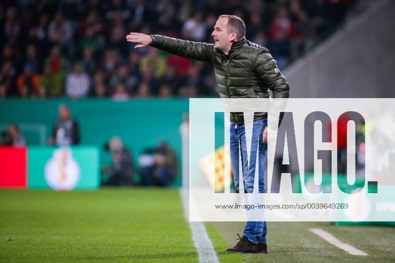 Coach Manuel Baum FC Augsburg gestures DFB regulations prohibit any use of photographs as image sequences and or quasi video GER Football DFB Cup FC Augsburg RB Leipzig 31 03 2019 Augsburg