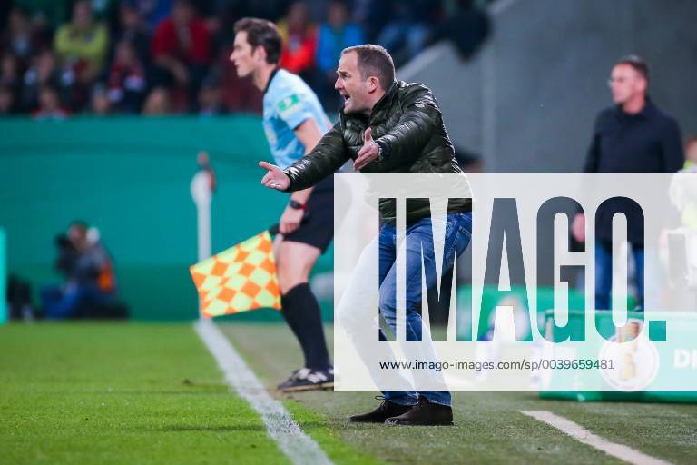 Coach Manuel Baum FC Augsburg gestures aergerlich DFB regulations prohibit any use of photographs as image sequences and or quasi video GER Football DFB Cup FC Augsburg RB Leipzig 02 04 2019 Augsburg