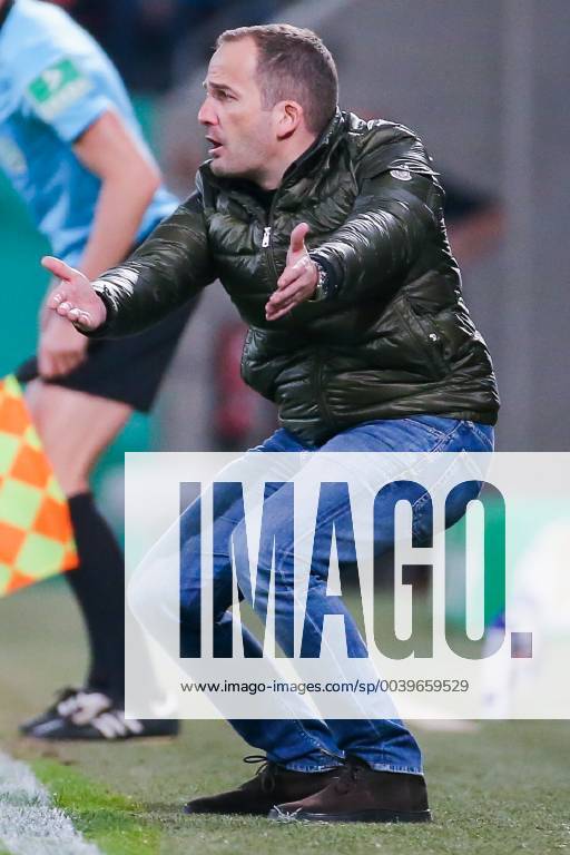 Coach Manuel Baum FC Augsburg gestures dissatisfied DFB regulations prohibit any use of photographs as image sequences and or quasi video GER Football DFB Cup FC Augsburg RB Leipzig 02 04 2019 Augsburg