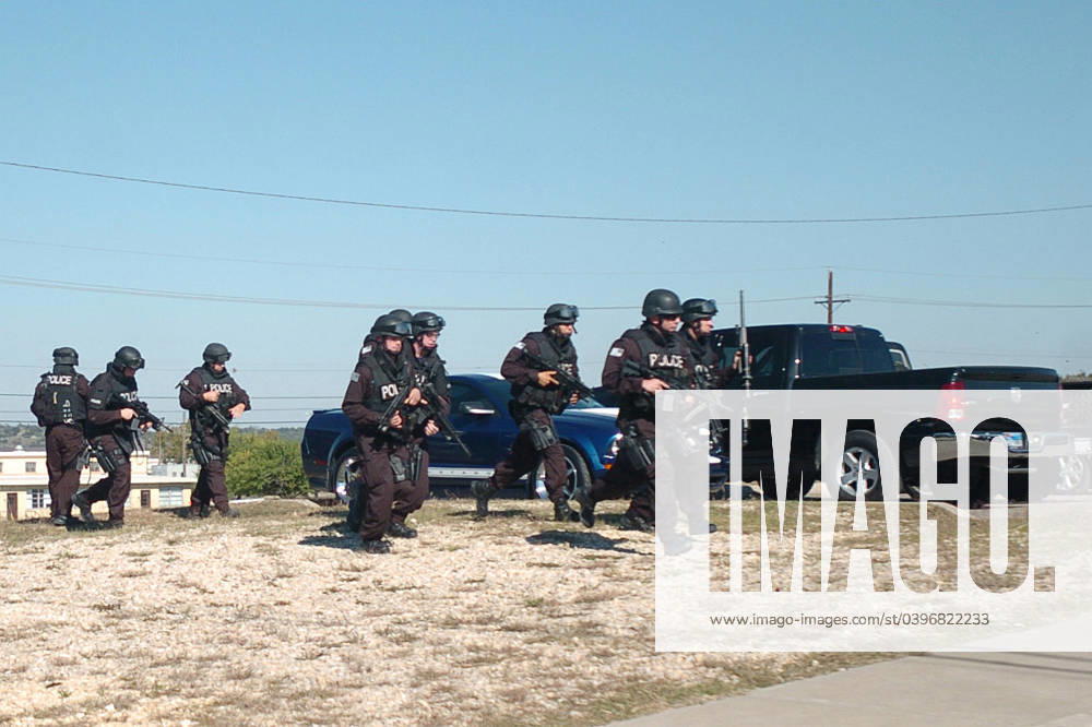 Swat Team Fort Hood, TX - November 5, 2009 -- SWAT team members approach a building with a gunman inside. Thirteen people were killed and 30 more wounded in an attack by a lone gunman at Fort Hood, Texas, Thursday, November 5, 2009..Mandatory Credit: Jason R. Krawczyk - U.S. Army via CNP Fort Hood Texas United States of America