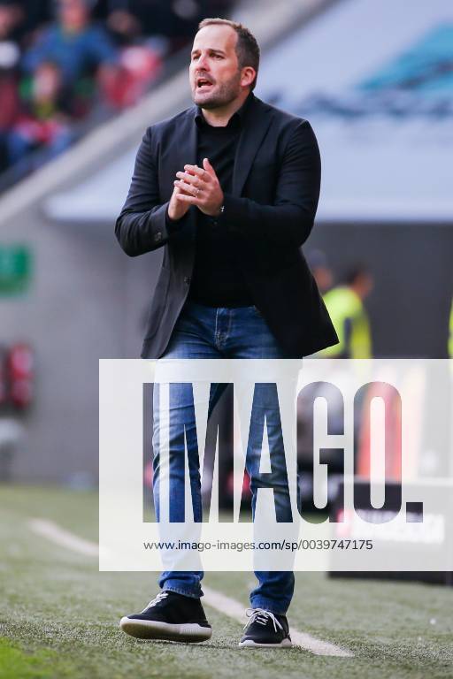 Coach Manuel Baum FC Augsburg gestures DFL regulations prohibit any use of photographs as image sequences and or quasi video GER Football 1 Bundesliga FC Augsburg TSG 1899 Hoffenheim 07 04 2019 Augsburg