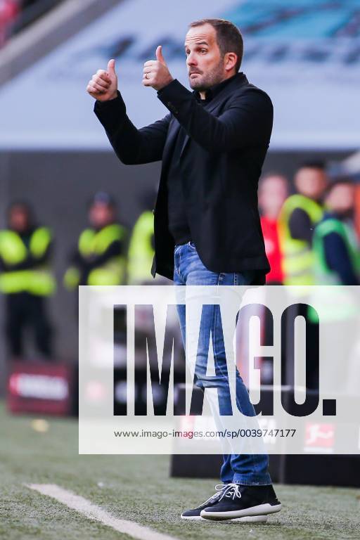 Coach Manuel Baum FC Augsburg gestures thumbs up DFL regulations prohibit any use of photographs as image sequences and or quasi video GER Football 1 Bundesliga FC Augsburg TSG 1899 Hoffenheim 07 04 2019 Augsburg