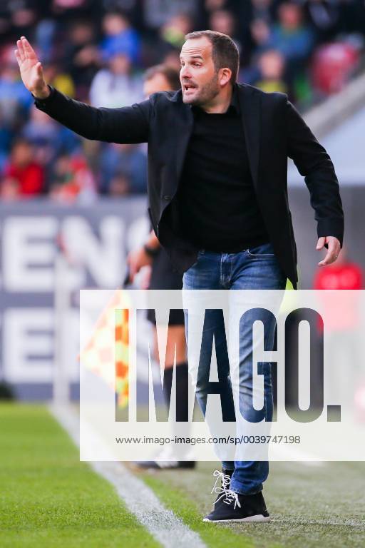 Coach Manuel Baum FC Augsburg gestures DFL regulations prohibit any use of photographs as image sequences and or quasi video GER Football 1 Bundesliga FC Augsburg TSG 1899 Hoffenheim 07 04 2019 Augsburg