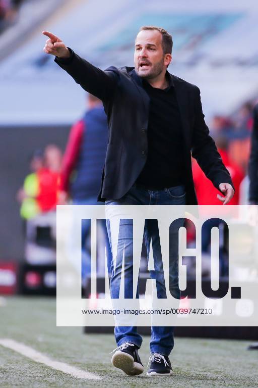 Coach Manuel Baum FC Augsburg gestures DFL regulations prohibit any use of photographs as image sequences and or quasi video GER Football 1 Bundesliga FC Augsburg TSG 1899 Hoffenheim 07 04 2019 Augsburg