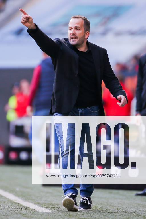 Coach Manuel Baum FC Augsburg gestures DFL regulations prohibit any use of photographs as image sequences and or quasi video GER Football 1 Bundesliga FC Augsburg TSG 1899 Hoffenheim 07 04 2019 Augsburg