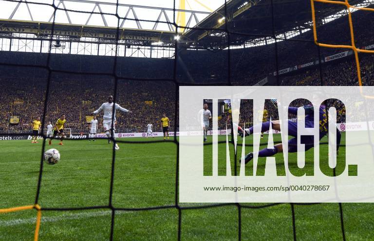 Soccer 1 Bundesliga Borussia Dortmund Fortuna Duesseldorf v l Dodi Lukebakio Fortuna Duesseldorf Marvin Hitz Borussia Dortmund Penalty kick Penalty kick Penalty shootout misses Dortmund