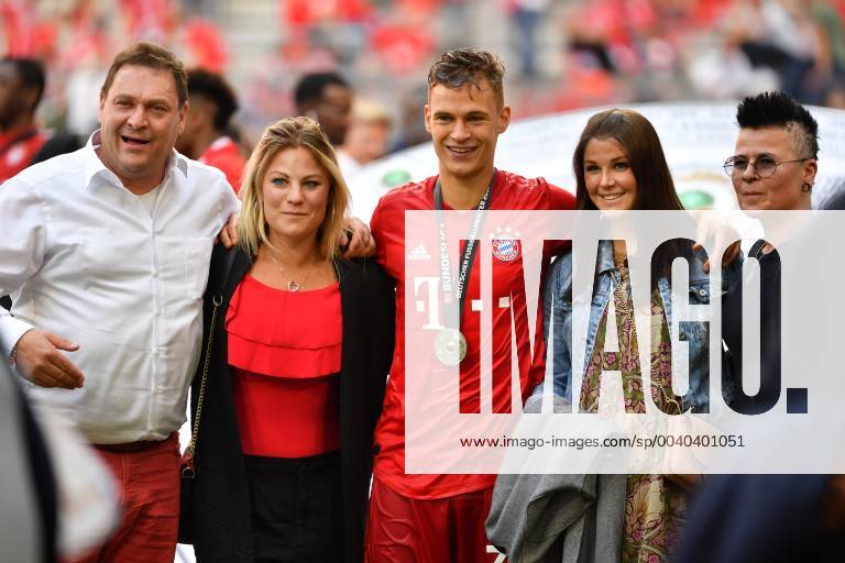 Joshua KIMMICH Bayern Muenchen with parents father Berthold and mother Anja and girlfriend Lina Fussball 1 Bundesliga, 34 Spieltag,Spieltag34, German Champion, FC Bayern Muenchen M Eintracht Frankfurt F 5 1,,am 18 05 2019 in Muenchen A L L I A N Z A R E N A, DFL REGULATIONS PROHIBIT ANY USE OF PHOTOGRAPHS ASAGE SEQUENCES AND OR QUASI VIDEO SEQUENCES AND OR QUASI VIDEO