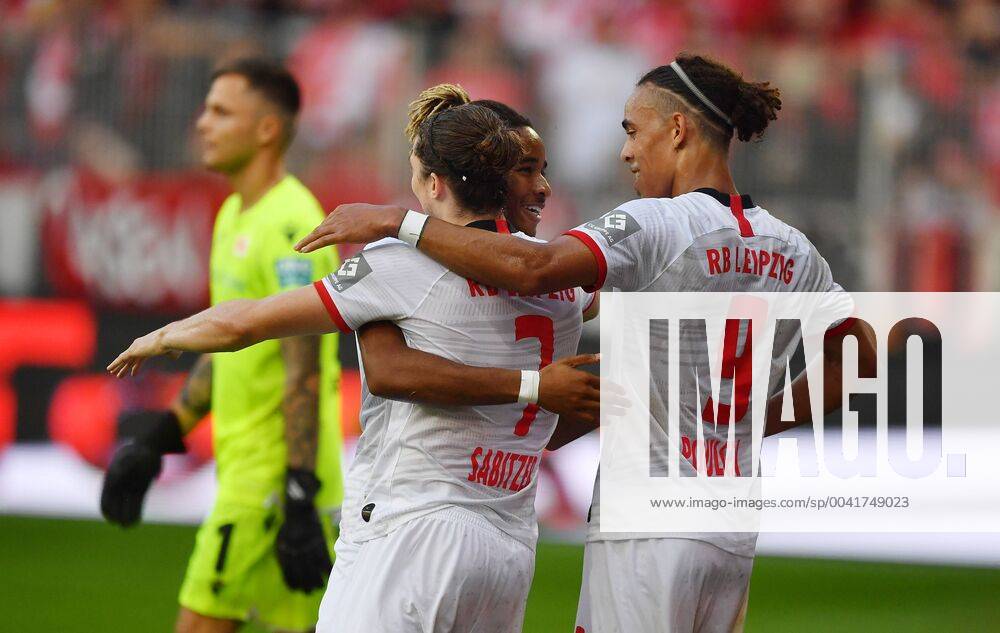 Christopher Nkunku RB Leipzig , cheers after his goal to 0 4, together with Marcel Sabitzer RB Leipzig , and Yussuf Poulsen RB Leipzig , 1 FC Union Berlin RB Leipzig 1 Bundesliga 2019 2020, season 2019 2020, football, soccer, DFL, soccer, men, Germany, Germany, Berlin, 18 8 2019 Stadion Alte Foersterei DFL REGULATIONS PROHIBITS ANY USE OF PHOTOGRAPHS AS IMAGE SEQUENCES AND OR QUASI VIDI VIDASI PROHIBIT ANY USE OF PHOTOGRAPHS AS IMAGE SEQUENCES AND OR QUASI VIDI VEGULATIONS