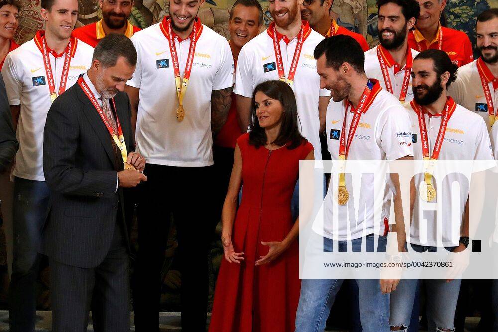 Spain s King Felipe VI (2-L) and Queen Letizia (C) meet Spain s National Basketball Team after winning the FIBA basketball World Cup at Zarzuela Palace in Madrid, Spain, 16 September 2019. Spain won Argentina (75-95) in the final game of FIBA Basketball World Cup in Beijing, China on 15 September 2019. Spain s King Felipe VI and Queen Letizia meet the FIBA basketball World Cup champions !ACHTUNG: NUR REDAKTIONELLE NUTZUNG!