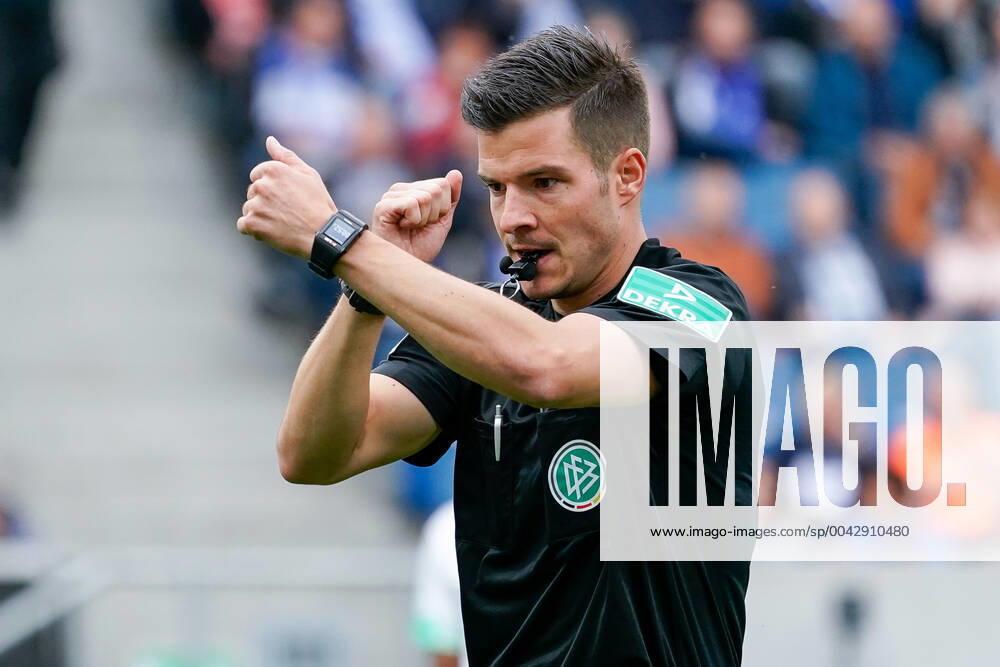 Harm Osmers Referee , gives instructions, gesticulate, gesticulate with the arms, gives instructions, gesticulate, frame, action, action, 28 09 2019, Sinsheim Germany , football, Bundesliga, TSG 1899 Hoffenheim Borussia Mönchengladbach, DFB DFL REGULATIONS PROHIBIT ANY USE OF PHOTOGRAPHS AS IMAGE SEQUENCES AND OR QUASI VIDEO