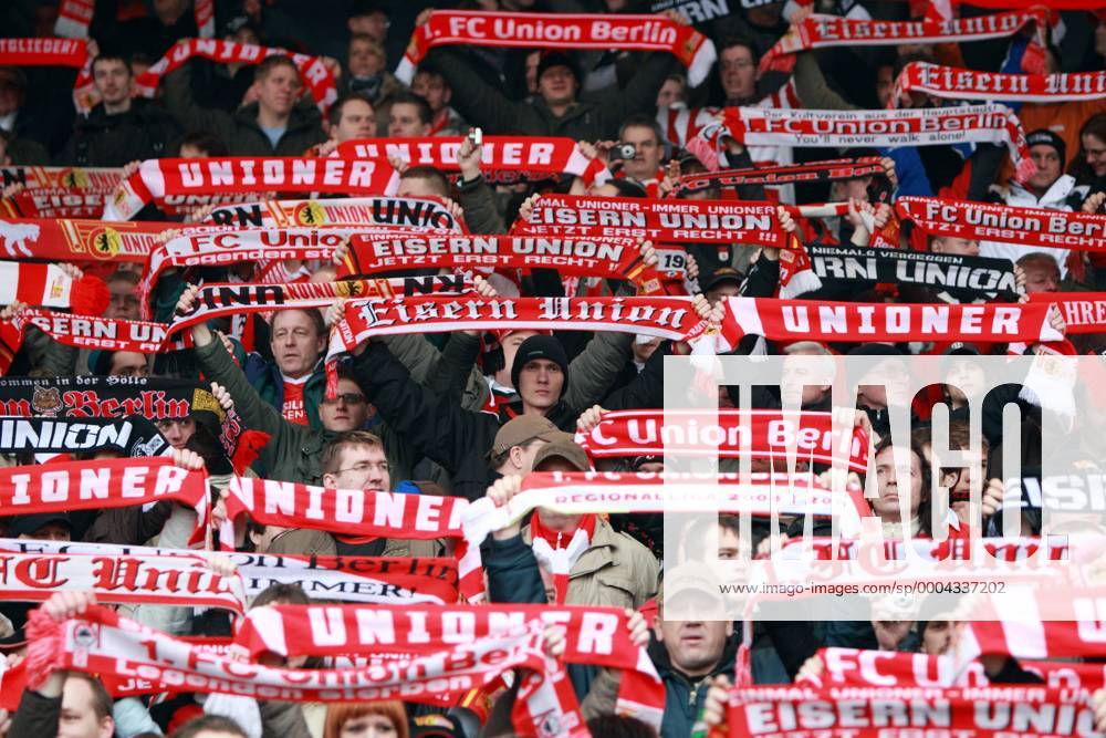 Fans des 1. FC Union Berlin präsentieren ihre Schals Fußball Herren 3. Liga 2008 2009, 1. FC Union Berlin Totale Berlin