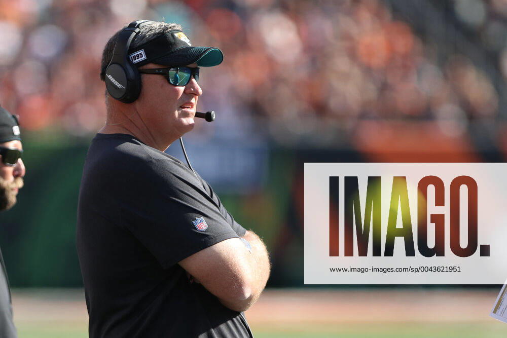 CINCINNATI, OH - OCTOBER 20: Jacksonville Jaguars head coach Doug Marrone looks at the scoreboard during the game against the Jacksonville Jaguars and the Cincinnati Bengals on October 20th 2019, at Paul Brown Stadium in Cincinnati, OH. (Photo by Ian Johnson Icon Sportswire) NFL, American Football Herren, USA OCT 20 Jaguars at Bengals Icon191020018