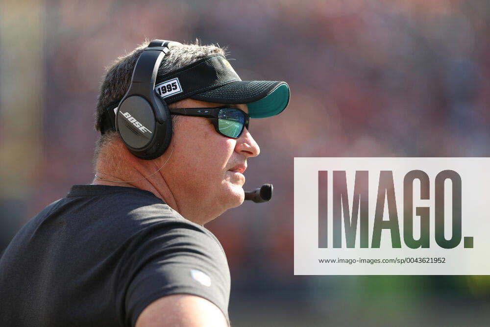 CINCINNATI, OH - OCTOBER 20: Jacksonville Jaguars head coach Doug Marrone looks at the scoreboard during the game against the Jacksonville Jaguars and the Cincinnati Bengals on October 20th 2019, at Paul Brown Stadium in Cincinnati, OH. (Photo by Ian Johnson Icon Sportswire) NFL, American Football Herren, USA OCT 20 Jaguars at Bengals Icon191020019