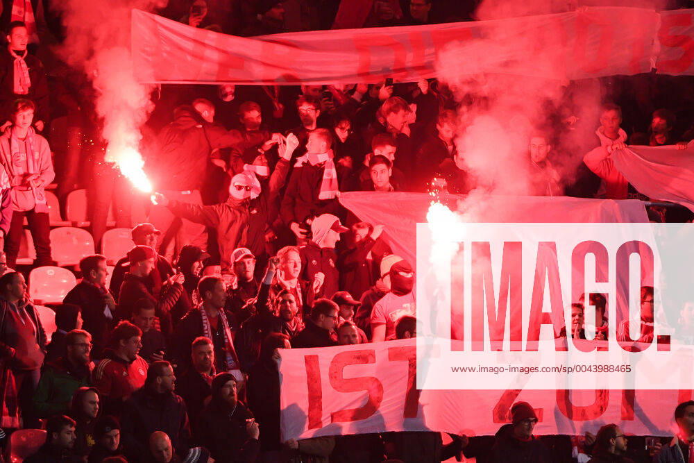 Fans of FC Bayern Munich II ignite Bengalos and smoke bombs, Bengalo, Bengalos, fireworks, flare, fans, audience, spectators, mood, atmosphere, stadium, 28 10 2019, Munich Germany , football, 3 League, FC Bayern Munich II SV Waldhof Mannheim, DFB DFL REGULATIONS PROHIBIT ANY USE OF PHOTOGRAPHS AS IMAGE SEQUENCES AND OR QUASI VIDEO