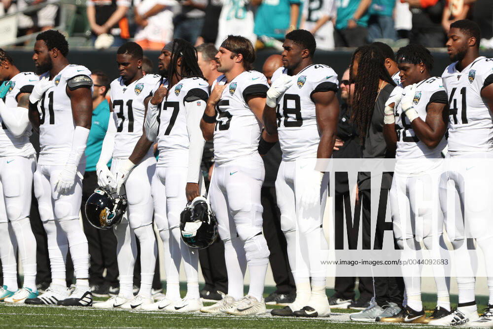 CINCINNATI, OH - OCTOBER 20: Jacksonville Jaguars quarterback Gardner Minshew (15) stands with his teammates during the National Anthem before the game against the Jacksonville Jaguars and the Cincinnati Bengals on October 20th 2019, at Paul Brown Stadium in Cincinnati, OH. (Photo by Ian Johnson Icon Sportswire) NFL, American Football Herren, USA OCT 20 Jaguars at Bengals Icon191020046