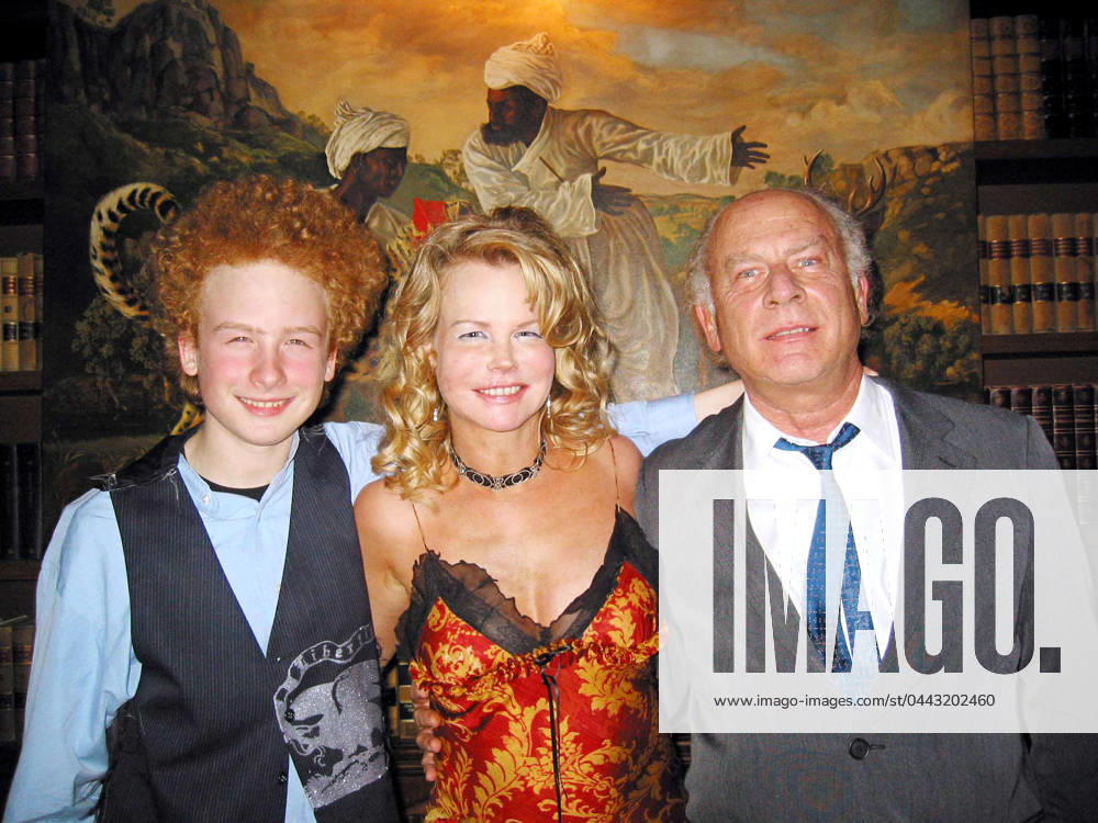 KIM GARFUNKEL CABARET ART GARFUNKEL WITH HIS 14 YEAR-OLD SON JAMES AND WIFE KIM AFTER HER CABARET PERFORMANCE AT LE JAZZ AU BAR. NEW YORK CITY. 17 JANUARY 2005. PICTURES NO NEW YORK DAILY NEWS PLEASE, Credit:Aubrey Reuben Avalon 0542982929