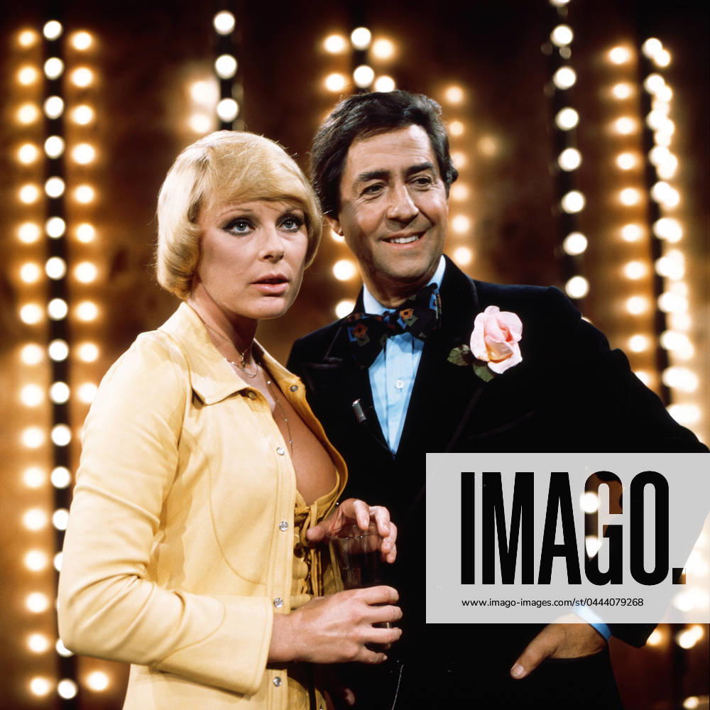 Elke Sommer, Vico Torriani Elke Sommer, deutsche Schauspielerin, zusammen mit Vico Torriani bei einem Auftritt in einer Fernsehshow, Deutschland um 1976., Deutschland
