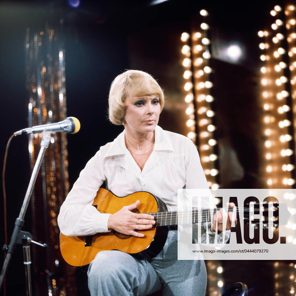 Elke Sommer Elke Sommer, deutsche Schauspielerin, bei einem Auftritt in einer Fernsehshow, Deutschland um 1976., Deutschland