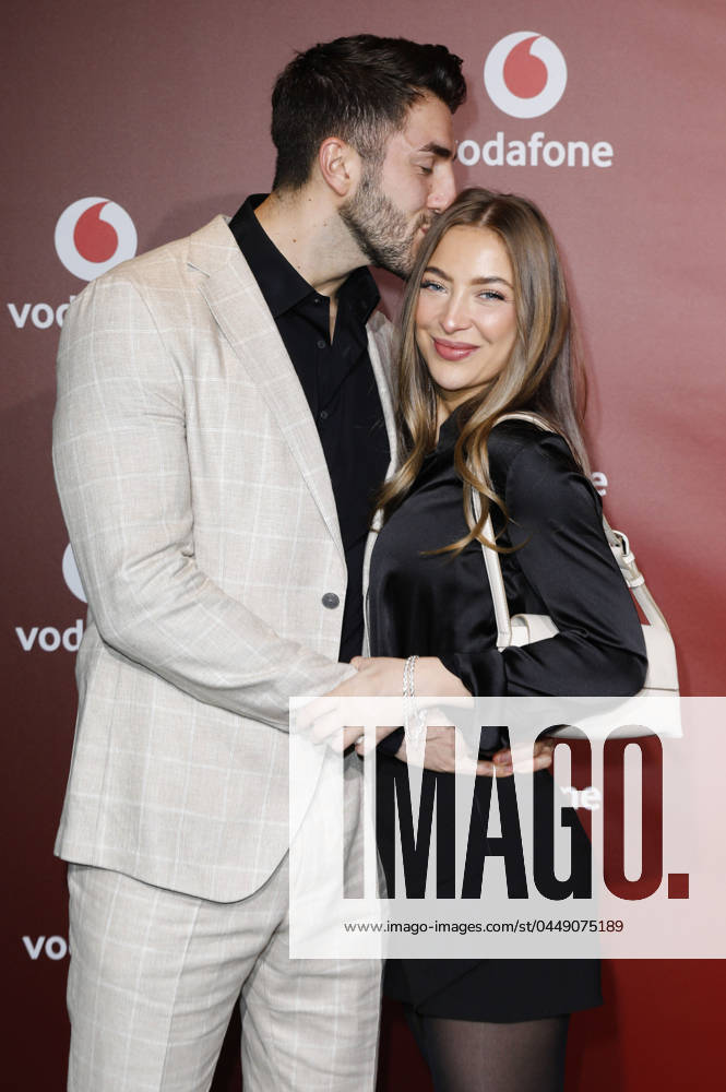 Dennis Gries and Katja Geretschuchin at the Vodafone Night of Entertainment in Paradise Now Düsseldorf, 25 04 2024 Foto:xR.xSchmiegeltx xFuturexImagex vodafone_4505