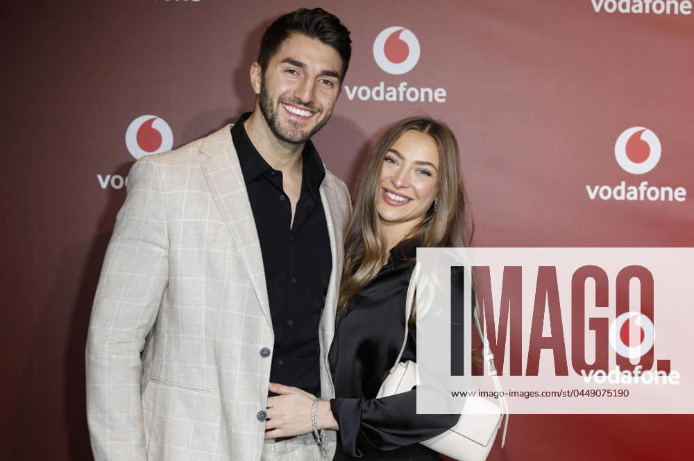 Dennis Gries and Katja Geretschuchin at the Vodafone Night of Entertainment in Paradise Now Düsseldorf, 25 04 2024 Foto:xR.xSchmiegeltx xFuturexImagex vodafone_4506