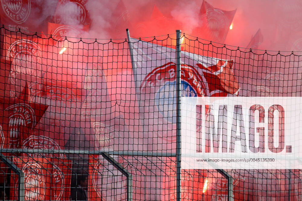 Fans of FC Bayern Munich II ignite Bengalos, Bengalo, Bengalos, fireworks, flare fans, audience, spectators, mood, atmosphere, stadium, 24 11 2019, Munich Germany , football, 3 League, TSV 1860 Munich FC Bayern Munich II, DFB DFL REGULATIONS PROHIBIT ANY USE OF PHOTOGRAPHS AS IMAGE SEQUENCES AND OR QUASI VIDEO