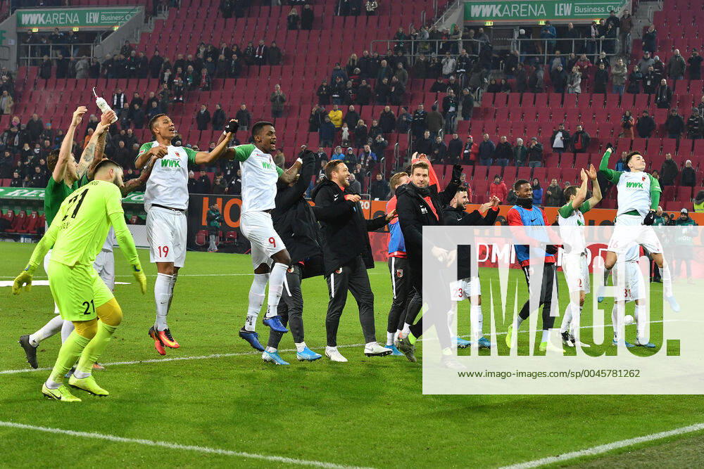 Team photo, team, team, team photo, player final cheer, jubilation, joy, enthusiasm, action before the fans, football fans, football 1 Bundesliga, 16 game day, game day16, FC Augsburg A Fortuna Duesseldorf D 3 0, on 17 12 2019 in Augsburg, W W K A R E N A, DFL REGULATIONS PROHIBIT ANY USE OF PHOTOGRAPHS AS IMAGE SEQUENCES AND OR QUASI VIDEO