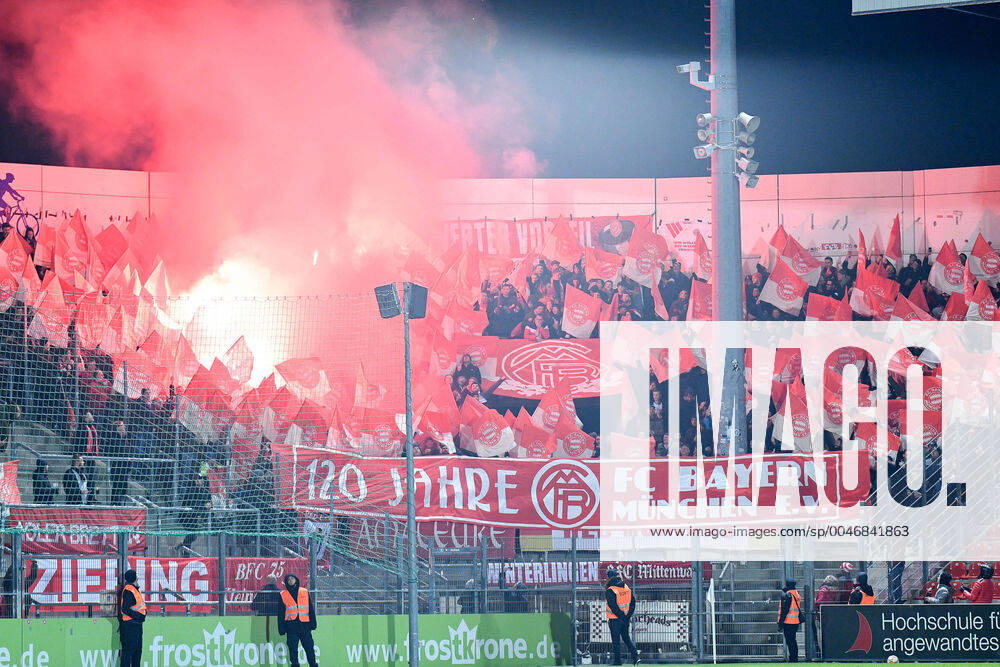 Fans of FC Bayern Munich II ignite Bengalos, Bengalo, Bengalos, fireworks, flare, fans, audience, spectators, mood, atmosphere, stadium, 28 02 2020, Unterhaching Germany , football, 3 league, SpVgg Unterhaching FC Bayern Munich II, DFB DFL REGULATIONS PROHIBIT ANY USE OF PHOTOGRAPHS AS IMAGE SEQUENCES AND OR QUASI VIDEO