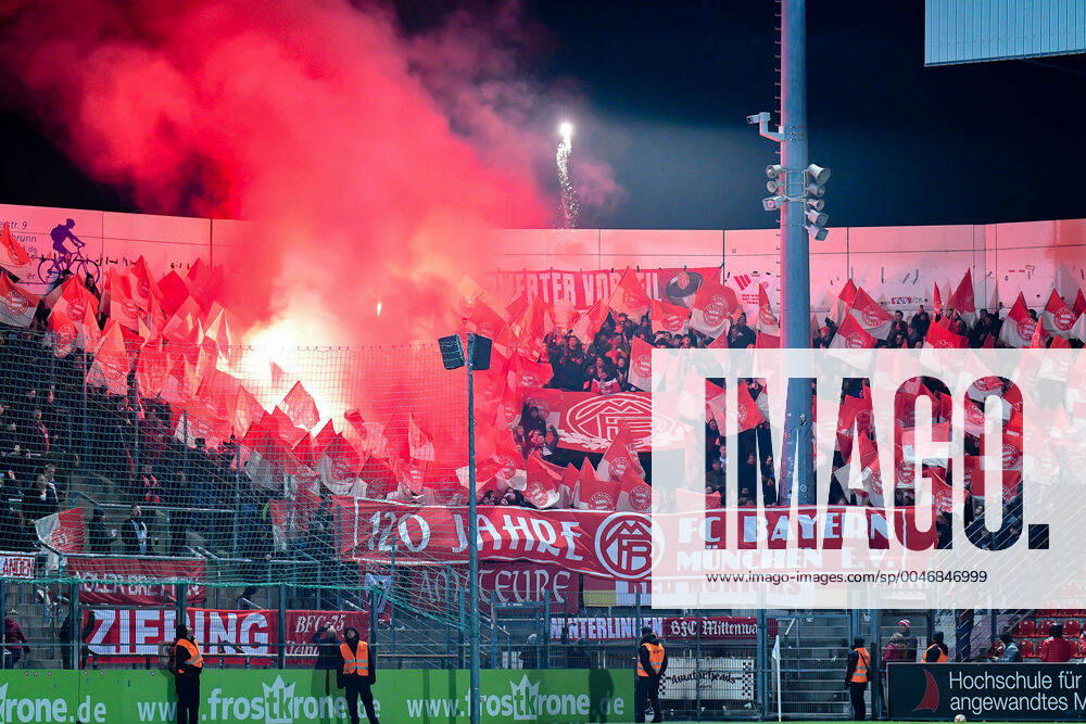 Fans of FC Bayern Munich II ignite Bengalos and shoot rockets, Bengalo, Bengalos, fireworks, flare, fans, audience, spectators, mood, atmosphere, stadium, 28 02 2020, Unterhaching Germany , Football, 3 League, SpVgg Unterhaching FC Bayern Munich II, DFB DFL REGULATIONS PROHIBIT ANY USE OF PHOTOGRAPHS AS IMAGE SEQUENCES AND OR QUASI VIDEO