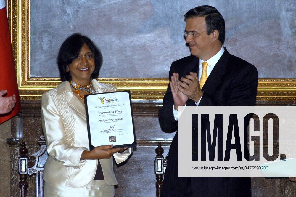 MDF10708021. México, D.F.- El jefe de Gobierno del Distrito Federal, Marcelo Ebrard Casaubon, entrega la medalla y diploma de Huésped Distinguido a Navanethem Pillay, alta comisionada de Naciones Unidas para los Derechos Humanos. NOTIMEX FOTO CARLOS PEREDA CPM POL CIUDAD DE MÉXICO DISTRITO FEDERAL MEXICO
