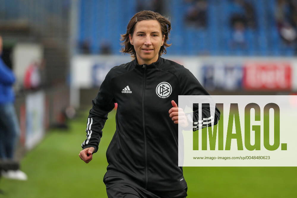 Fussball 2 Bundesliga SV Darmstadt 98 SSV Jahn Regensburg emonline v l , lineswoman Katrin Rafalski Germany