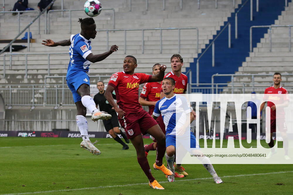Fussball 2 Bundesliga SV Darmstadt 98 SSV Jahn Regensburg emonline v l , Braydon Manu SV Darmstadt 98 , Florian Heister SSV Jahn Regensburg , Header, Header Duel