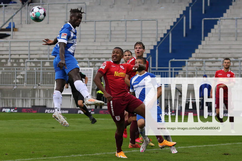 Fussball 2 Bundesliga SV Darmstadt 98 SSV Jahn Regensburg emonline v l , Braydon Manu SV Darmstadt 98 , Florian Heister SSV Jahn Regensburg , Header, Header Duel