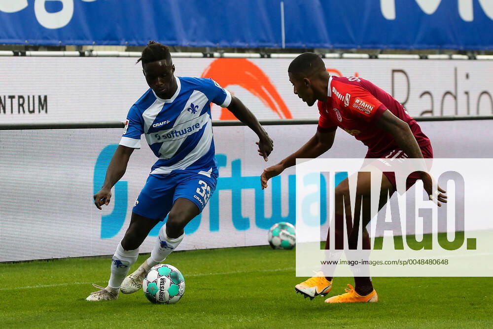 Fussball 2 Bundesliga SV Darmstadt 98 SSV Jahn Regensburg emonline v l , Braydon Manu SV Darmstadt 98 , Florian Heister SSV Jahn Regensburg , Duel, Action, Action, Battles for the Ball