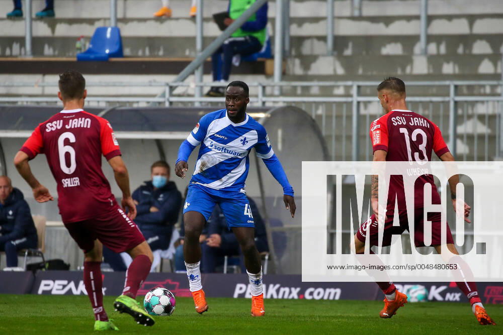 Fussball 2 Bundesliga SV Darmstadt 98 SSV Jahn Regensburg emonline v l , Benedikt Saller SSV Jahn Regensburg , Erich Berko SV Darmstadt 98 , Erik Wekesser SSV Jahn Regensburg