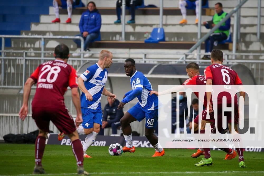 Fussball 2 Bundesliga SV Darmstadt 98 SSV Jahn Regensburg emonline v l , Sebastian Nachreiner SSV Jahn Regensburg , Fabian Holland SV Darmstadt 98 , Erich Berko SV Darmstadt 98 , Erik Wekesser SSV Jahn Regensburg , Benedikt Saller SSV Jahn Regensburg